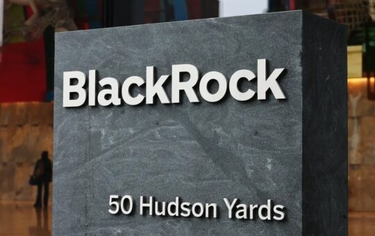 Blackrock’s Bitcoin Fund Tops 500,000 BTC as US ETFs Draw $353M in Inflows